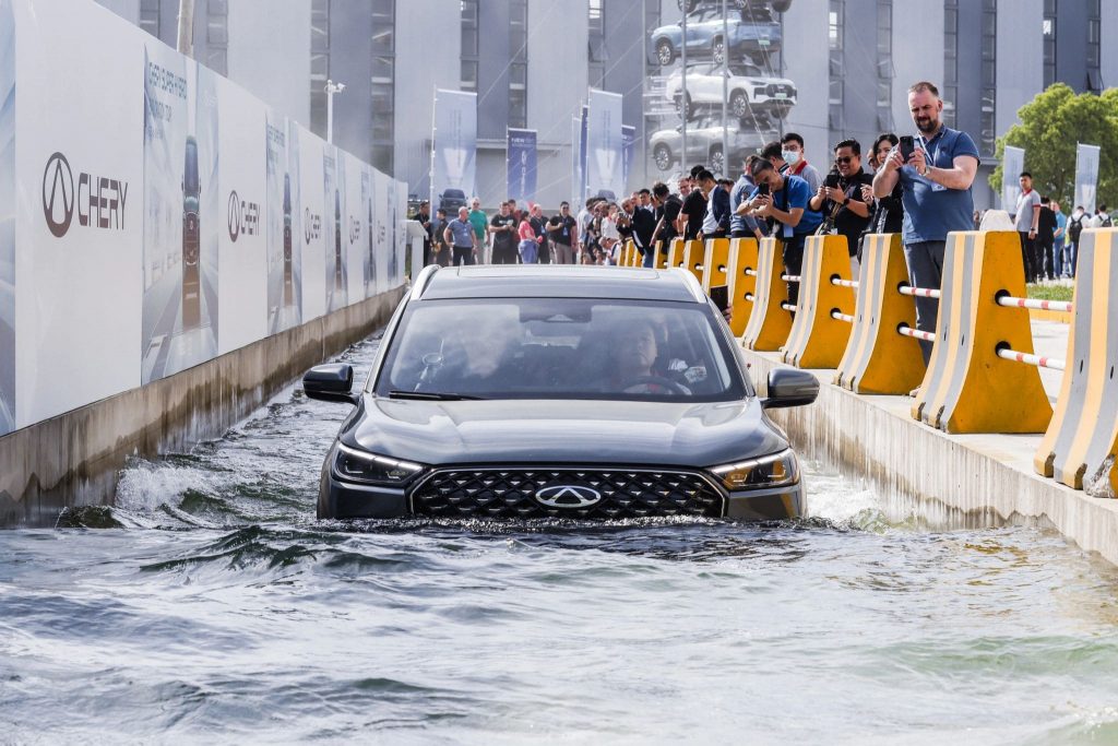 Prueba de agua con vehículo Chery