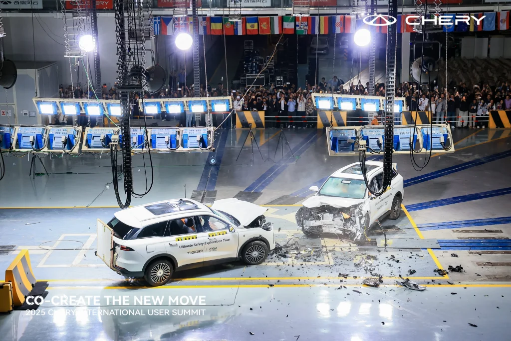Prueba de choque Chery TIGGO 9 en la Cumbre Internacional de Usuarios 2025