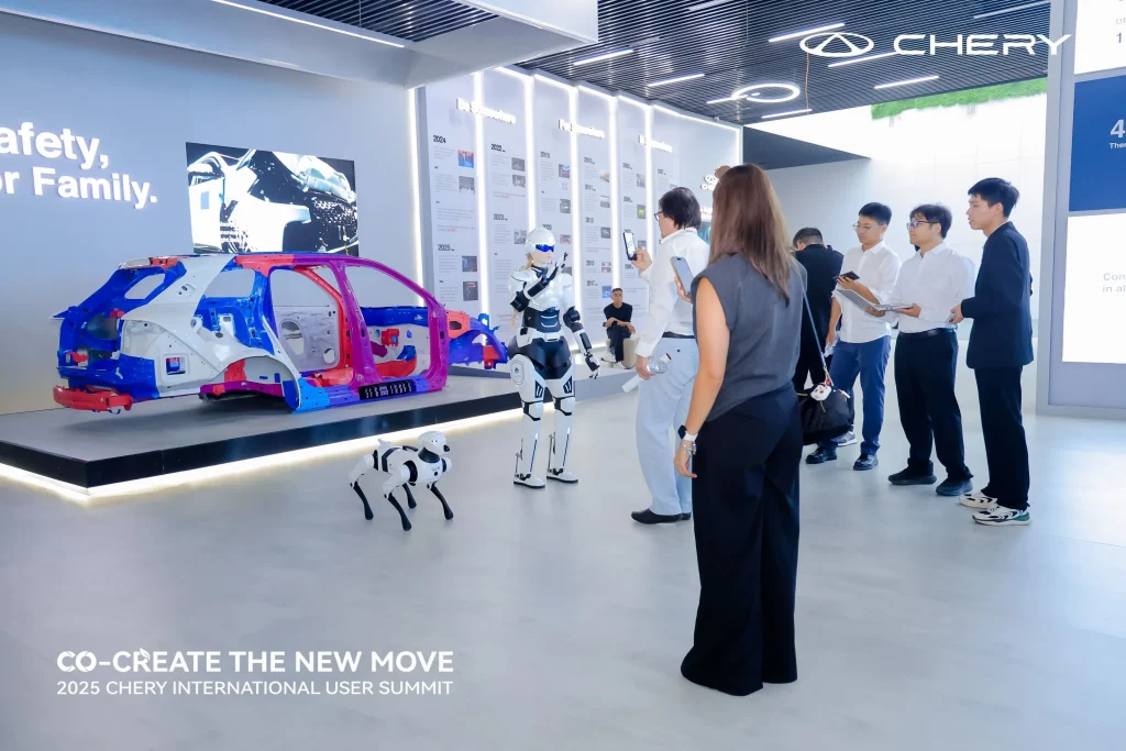 Robot humanoide y perro robot haciendo demostración en la Cumbre Chery