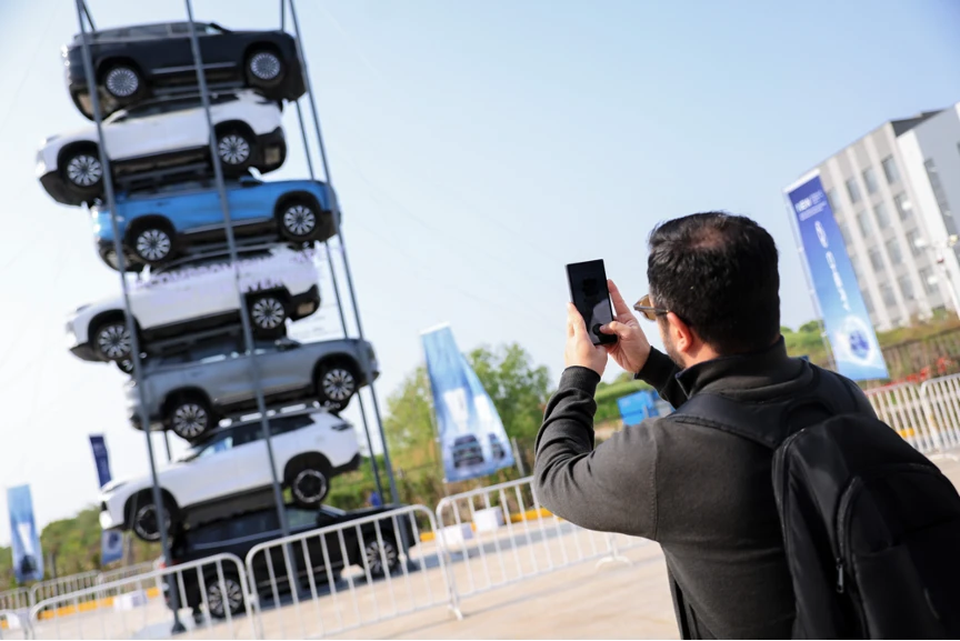 Prueba de resistencia Chery Super Hybrid con apilamiento de vehículos