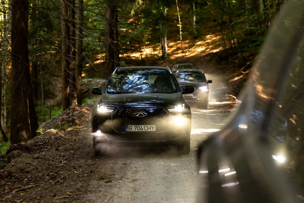 Prueba de manejo SUVs Chery en terreno de bosque