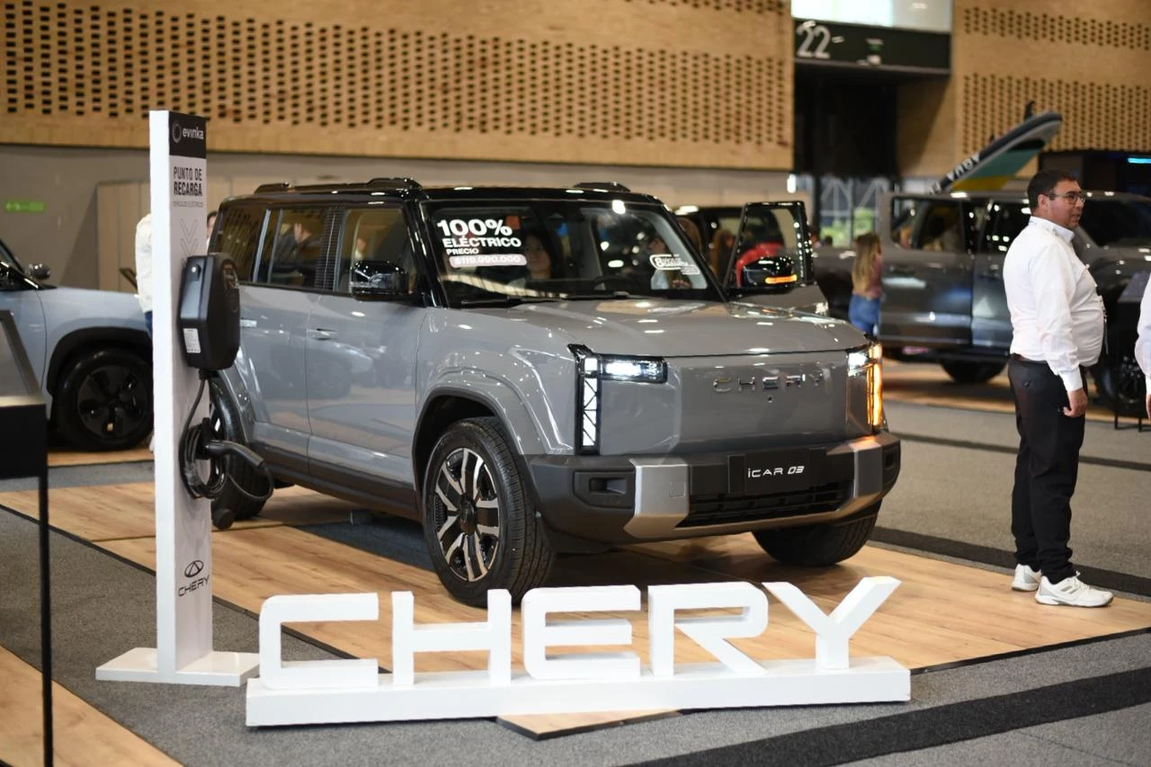 SUV eléctrico Chery iCar 03 exhibido en feria automotriz