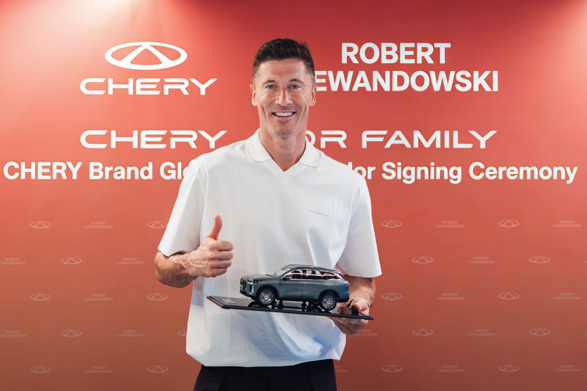 Robert Lewandowski sosteniendo una maqueta de un SUV Chery durante su presentación como embajador global de la marca en Barcelona