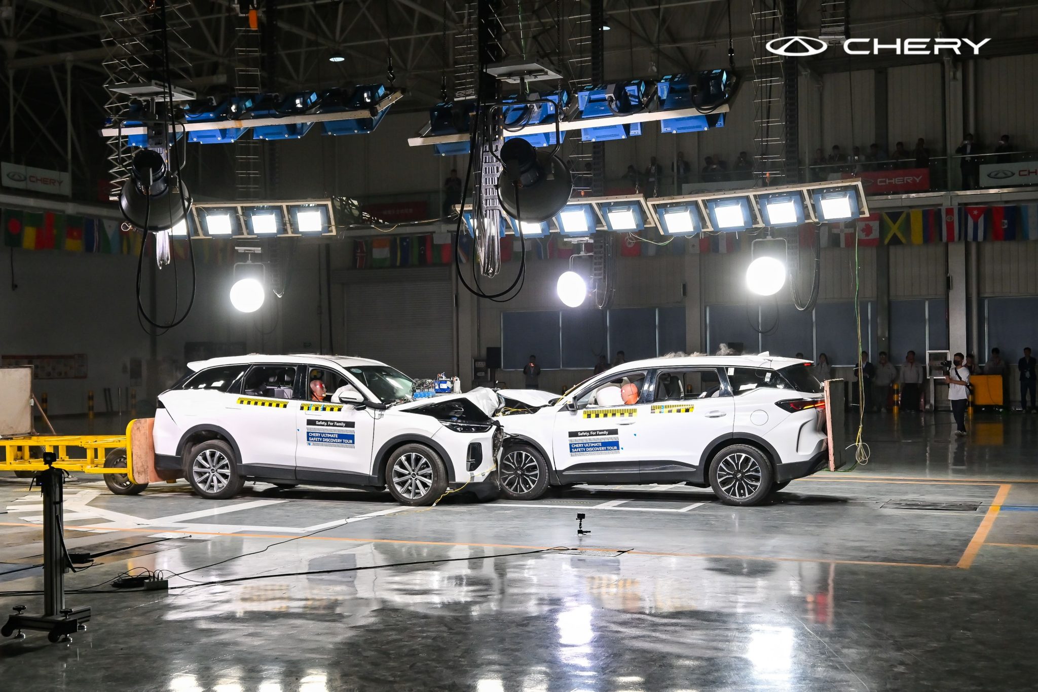 Prueba de colisión múltiple de la Chery TIGGO 9 CSH con impacto frontal y trasero simultáneo en el laboratorio de seguridad de Chery