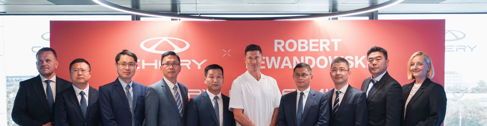 Directivos de Chery International junto a Robert Lewandowski en la ceremonia de embajador global en el Centro de Operaciones Europeas de Barcelona