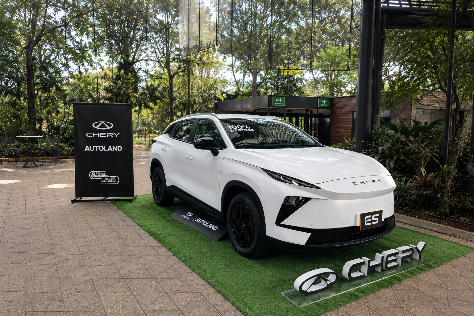 Chery E5 100 % eléctrico exhibido en el stand de Chery y Autoland durante Latam Mobility Colombia 2026 en Medellín