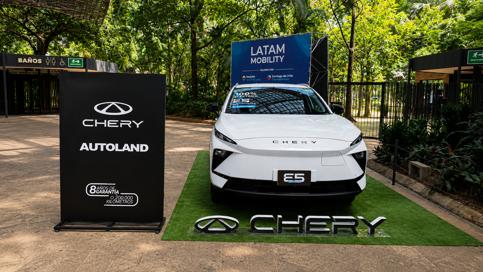 Vista frontal del Chery E5 eléctrico en el stand de Autoland con el banner de Latam Mobility Colombia 2026 de fondo en Medellín