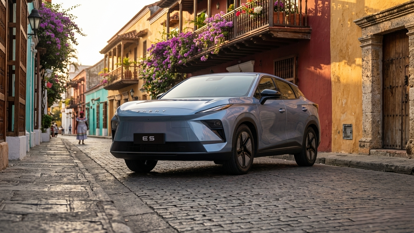 Chery E5 eléctrica estacionada en una calle empedrada del centro histórico de Cartagena, Colombia