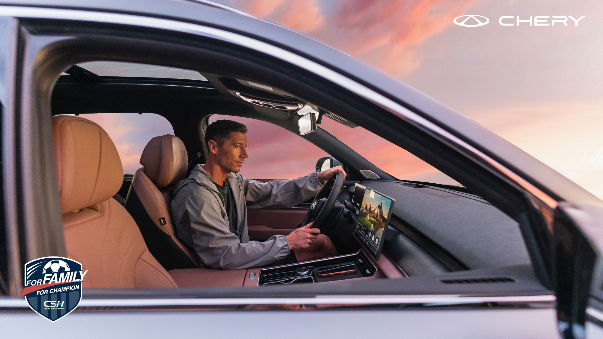 Robert Lewandowski al volante de un SUV Chery al atardecer, con el sello For Family For Champion de la campaña CSH