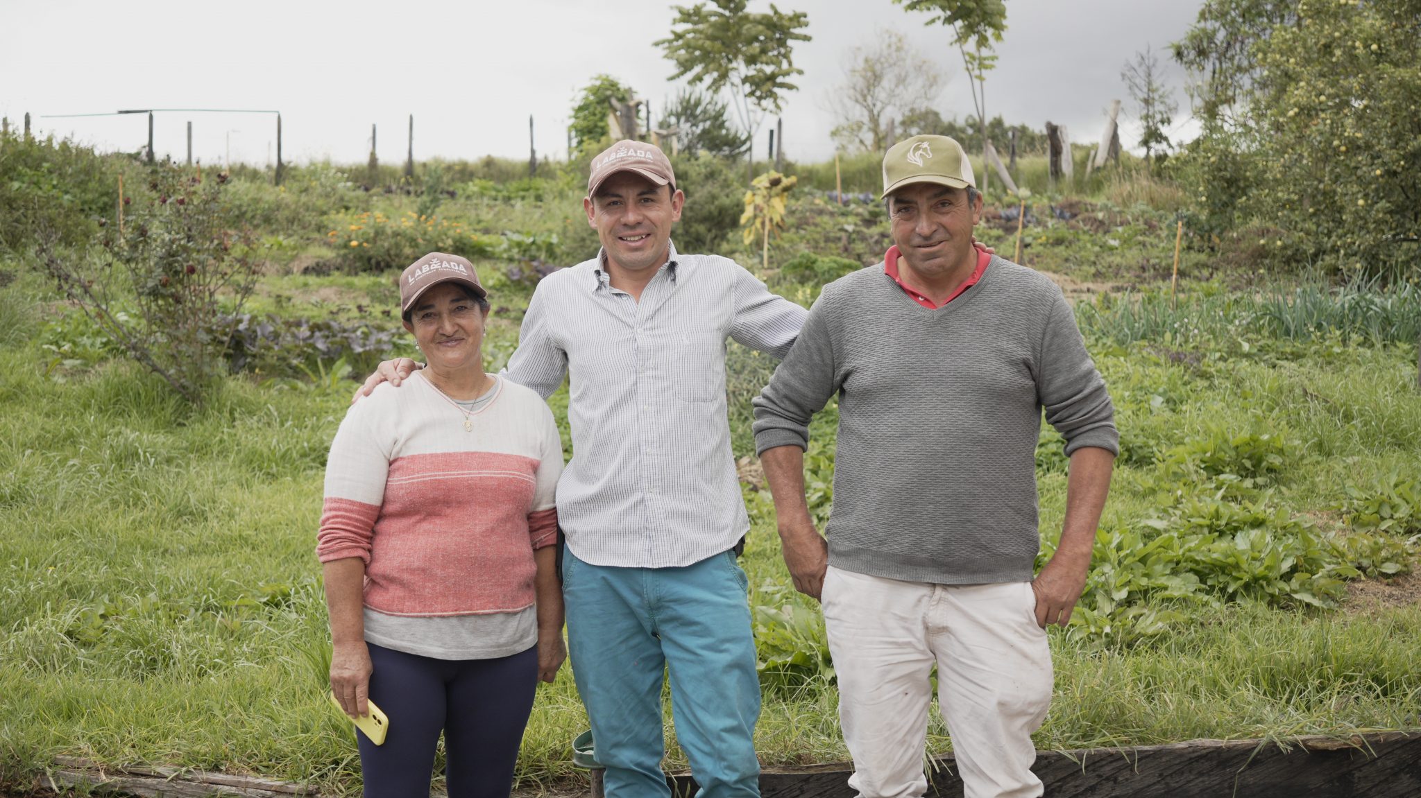 Tres campesinos de Cundinamarca en una huerta, productores del campo que participaron en la jornada social de Chery